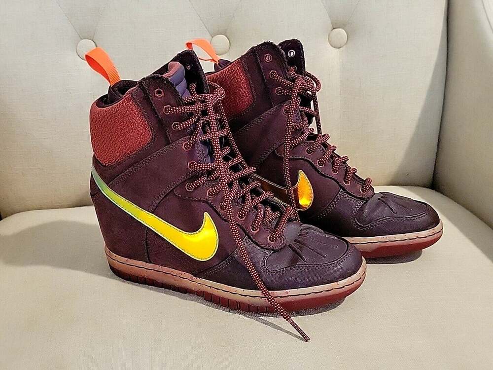 Nike Dunk Sky Hi Wedge Sneakerboot 2.0 W’s  size 6 Burgundy 684954-600 Waterproo
